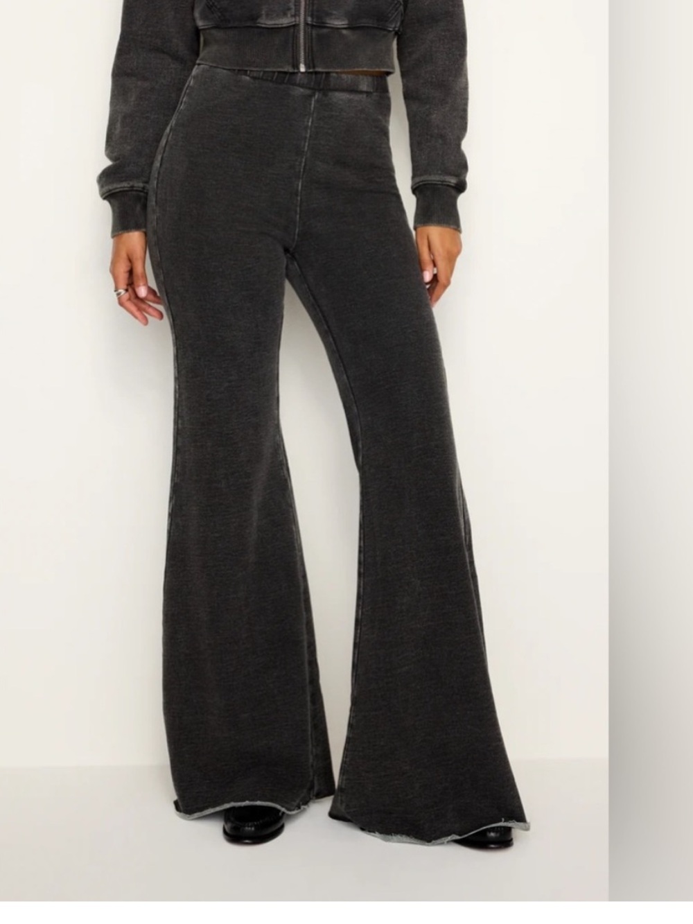 GOOD AMERICAN Jeanius Flare Pants in Black